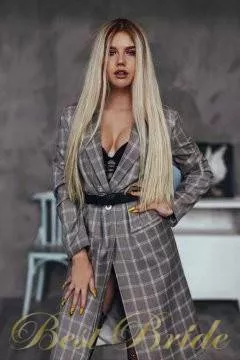 Viktoria, 26
