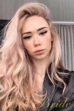 Yuliya, 28