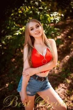 Julia, 24