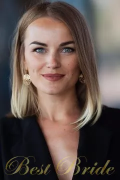 Valeria, 36