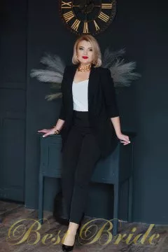 Lena, 44