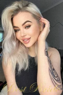 Olivia , 20