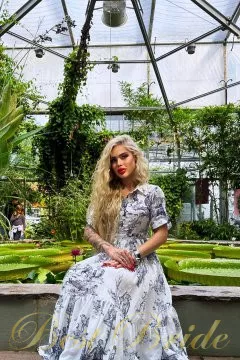 Viktoria, 25