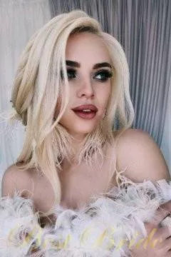 Elena, 32